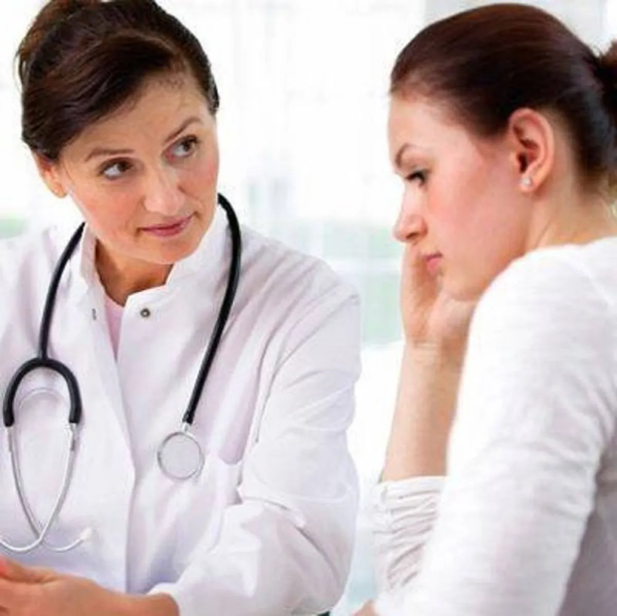 صورة لحامل وطبيبة