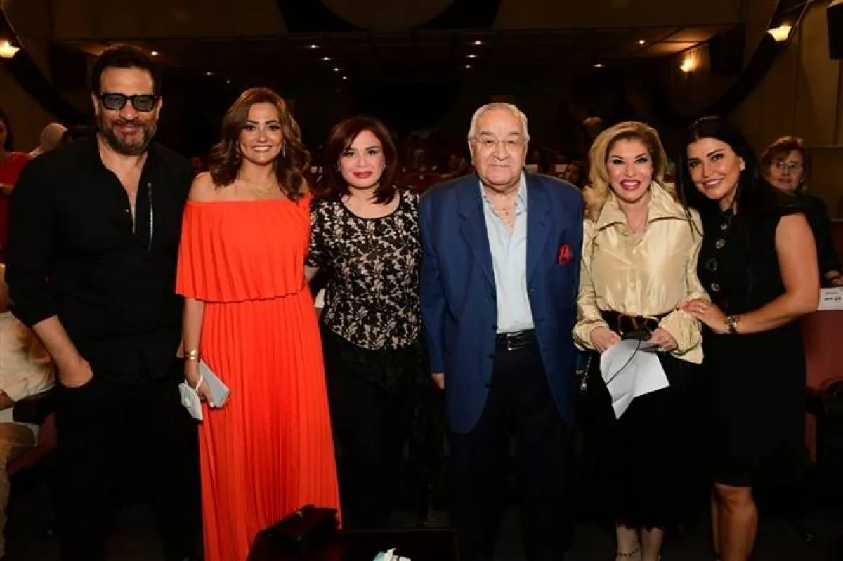 إلهام شاهين خلال تكريمها في ملتقى القاهرة برفقة بشرى وهالة سرحان - الصورة من حساب الملتقى على فبسبوك