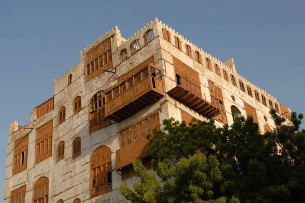 صورة تُظهر الشجرة داخل بيت نصيف من موقع سعودي ترافل