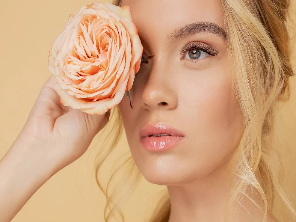 يعالج زيت الورد الكثير من مشاكل البشرة خاصة البشرة الحساسة