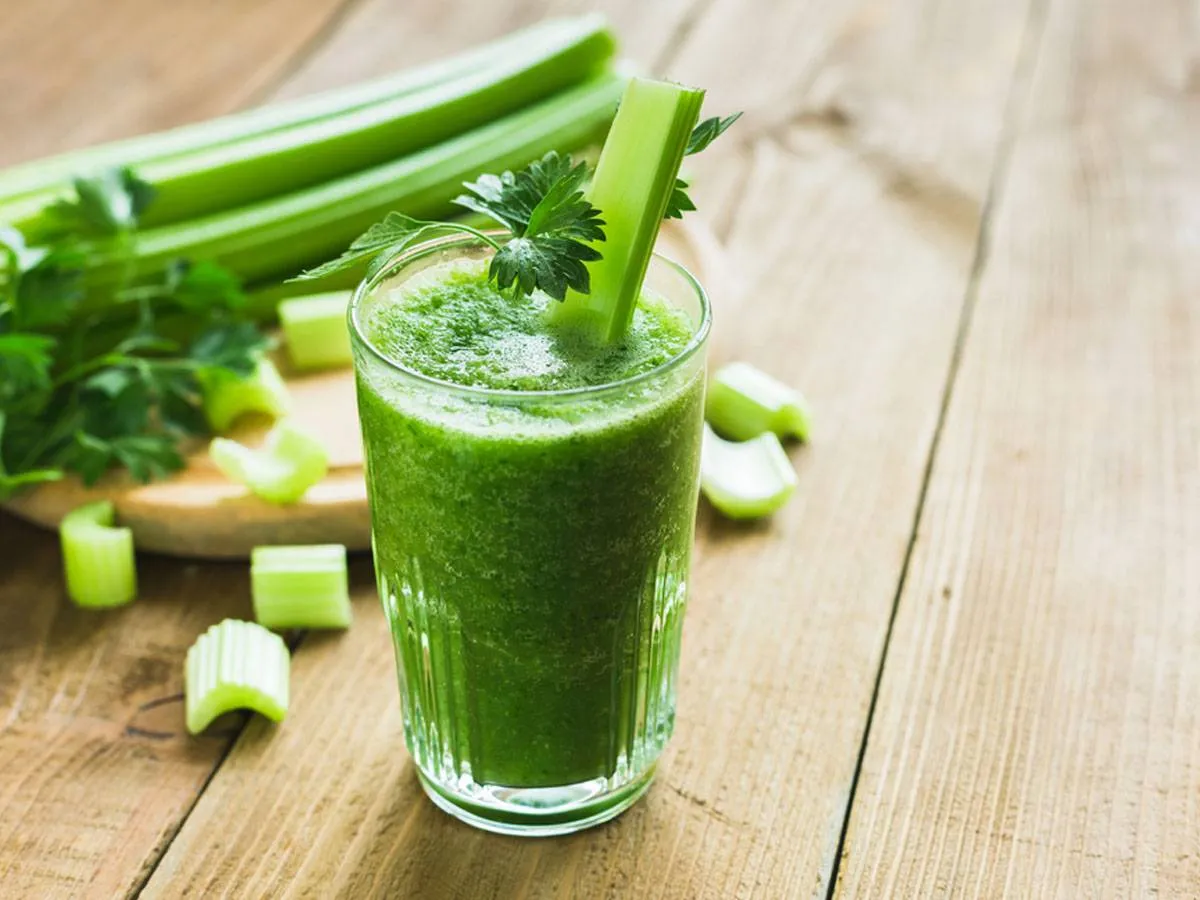 فوائد عصير الكرفس بالتوت