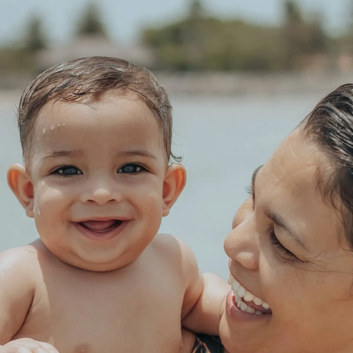 صورة لرضيع وأمه