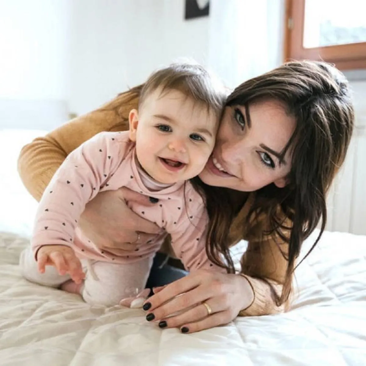 صورة لرضيع وأمه