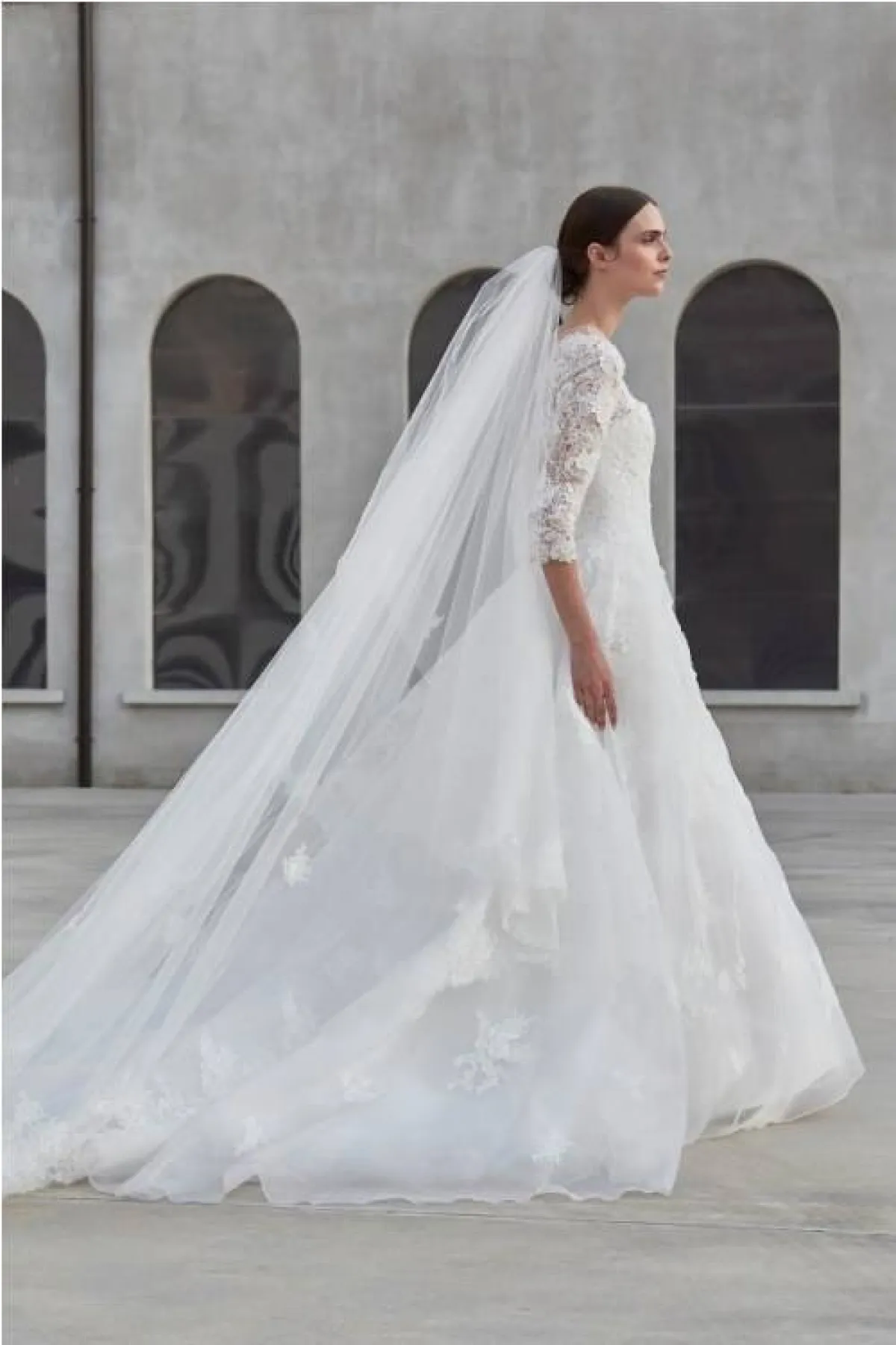 فستان زفاف بطرحة طويلة من بيتر لانجنر  Peter  Langner