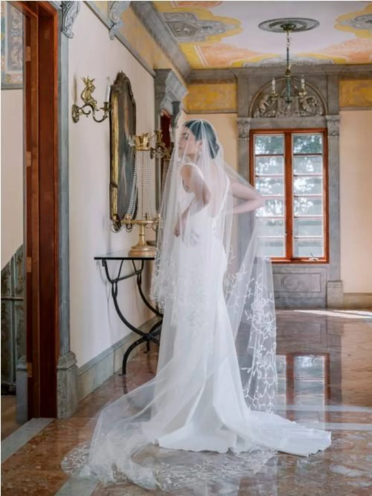 فستان زفاف مع طرحة طويلة من آن بارج  Anne Barge