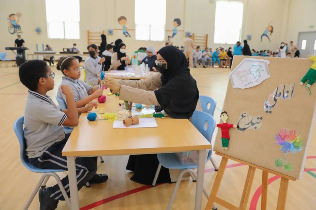 تعزيز أوجه التعاون والمحبة بين الأخوة من أصحاب الهمم وسواهم. الصورة من "وام"