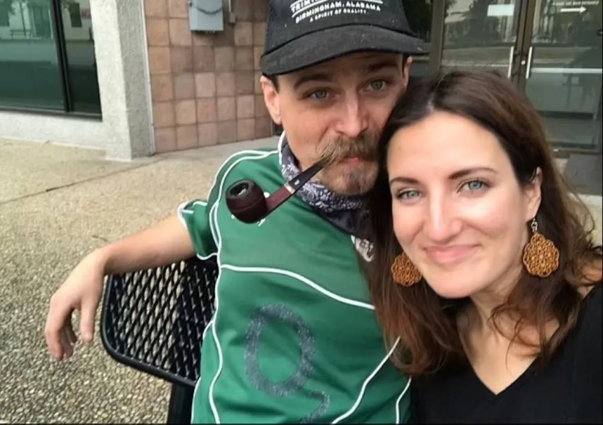 شاب وخطيبته