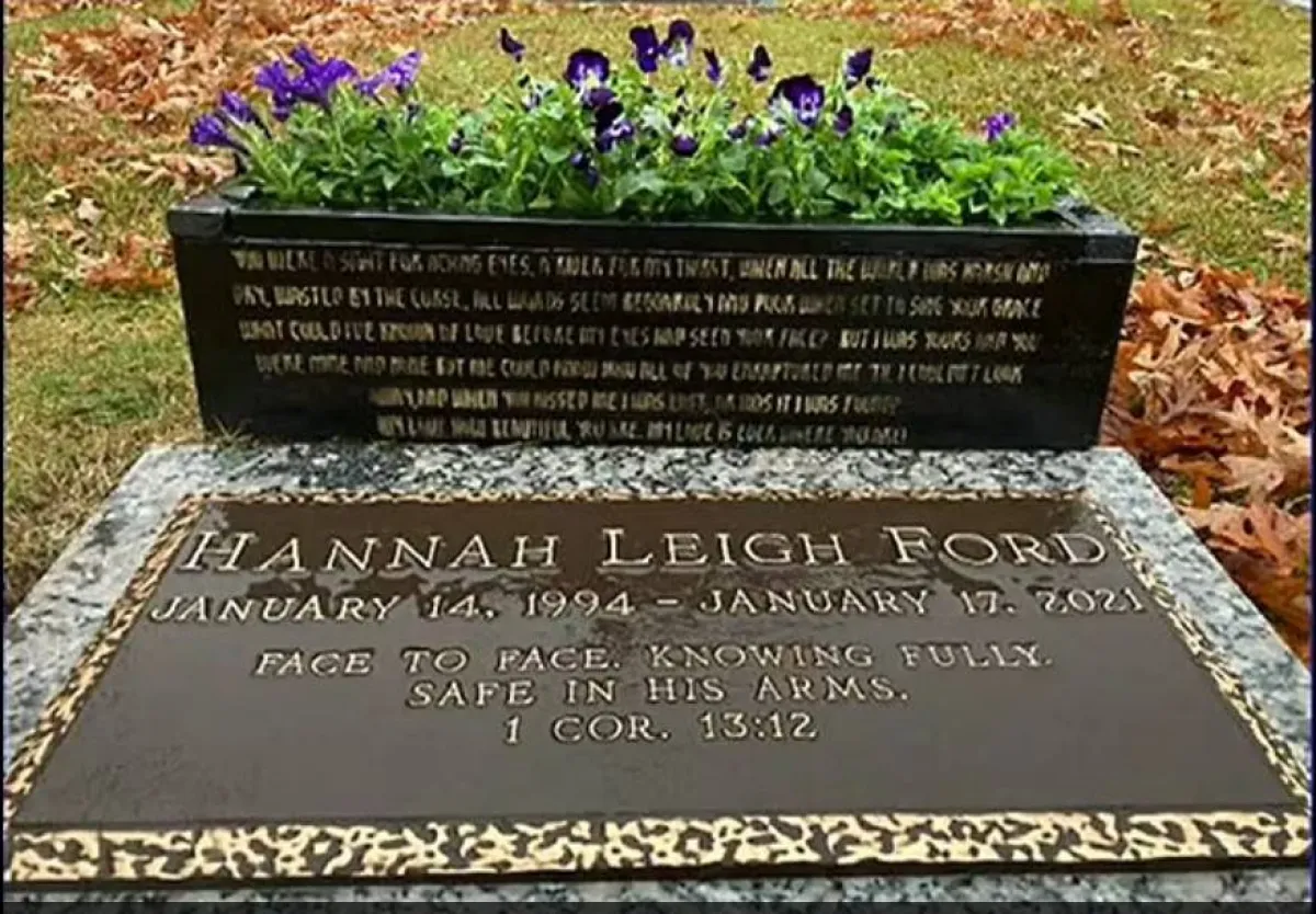 شاهد قبر فتاة