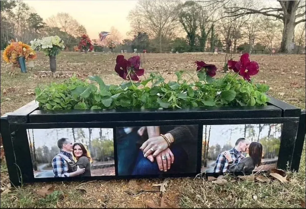 قبر فتاة تحوطة الزهور