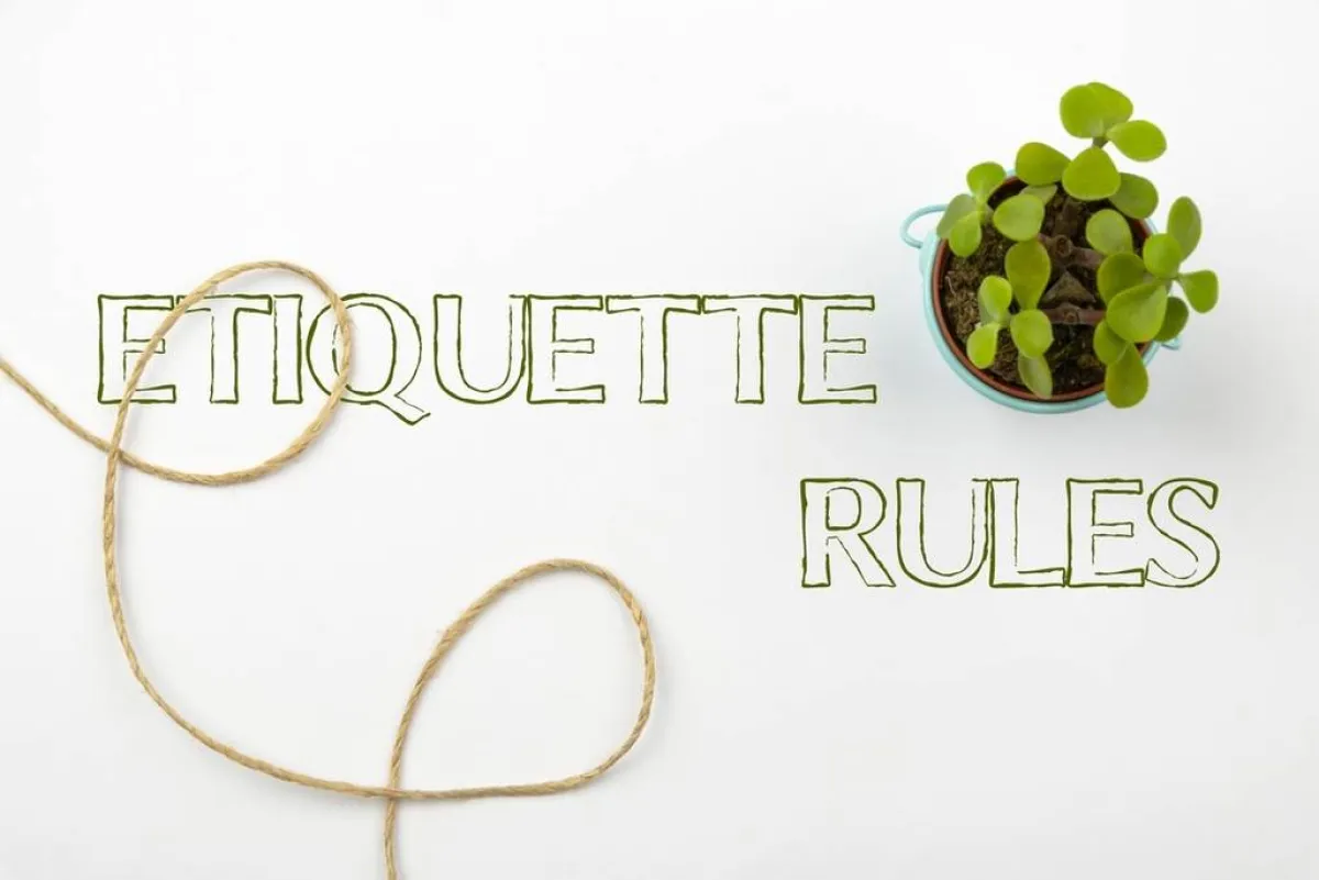 قواعد في الإتيكيت أثناء الحضور في مكان عامّ 