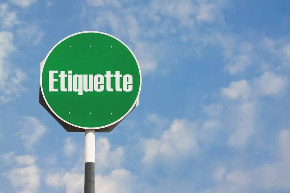 الحضور في الأماكن العامّة يقضي باتباع عدد من القواعد في الإتيكيت 