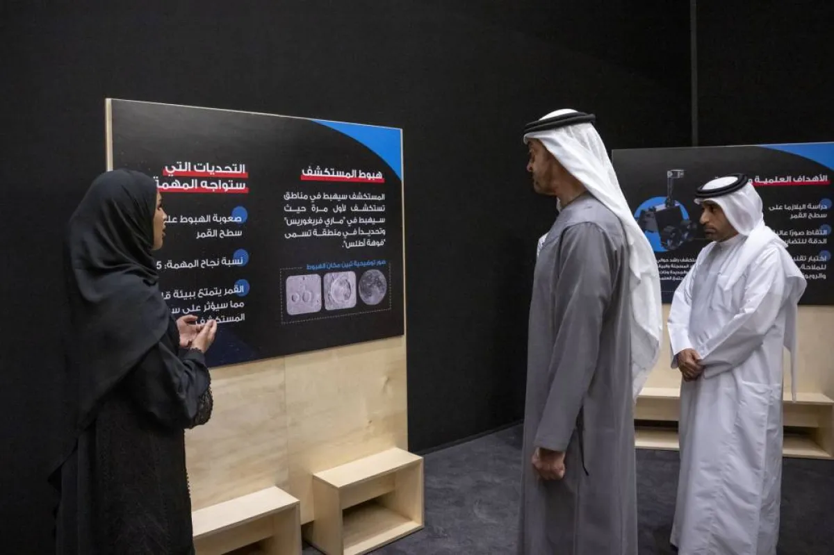 الشيخ محمد بن زايد يستقبل فريق عمل مشروع الإمارات لاستكشاف القمر- الصورة من حساب رئيس الإمارات على تويتر