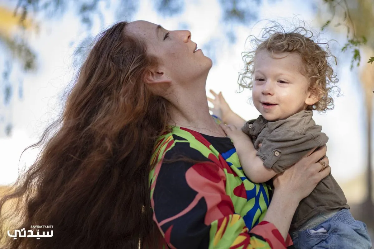 صورة الفنانة التشيلية ألونسا غيفارا مع ابنها