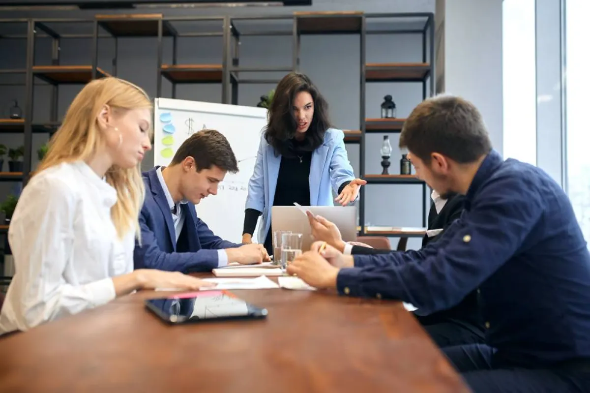 البعد عن لوم كل موظف زميله أساسي في العمل الجماعي