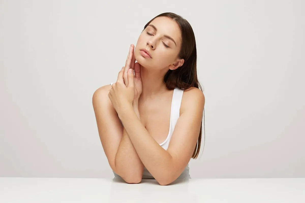 الصابون والعطور وكريمات حب الشباب من أبرز أسباب جفاف البشرة المفاجئ