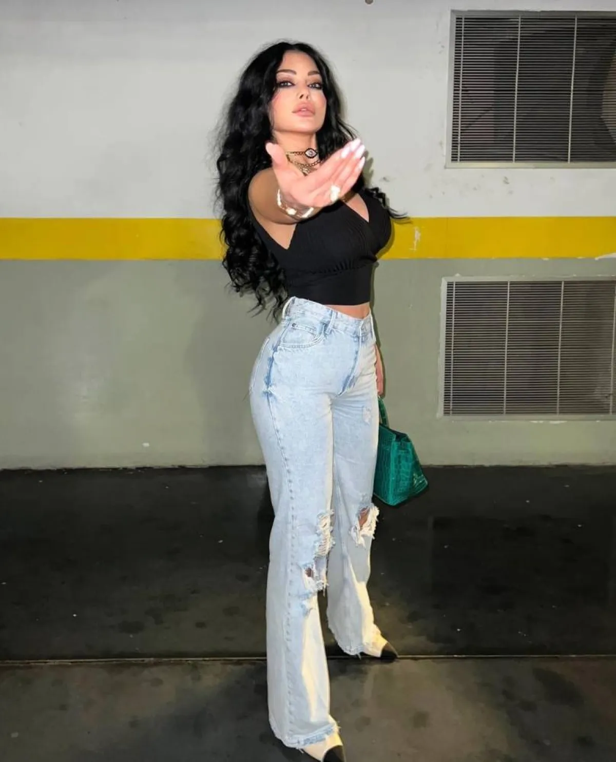 إطلالات هيفاء وهبي بالجينز