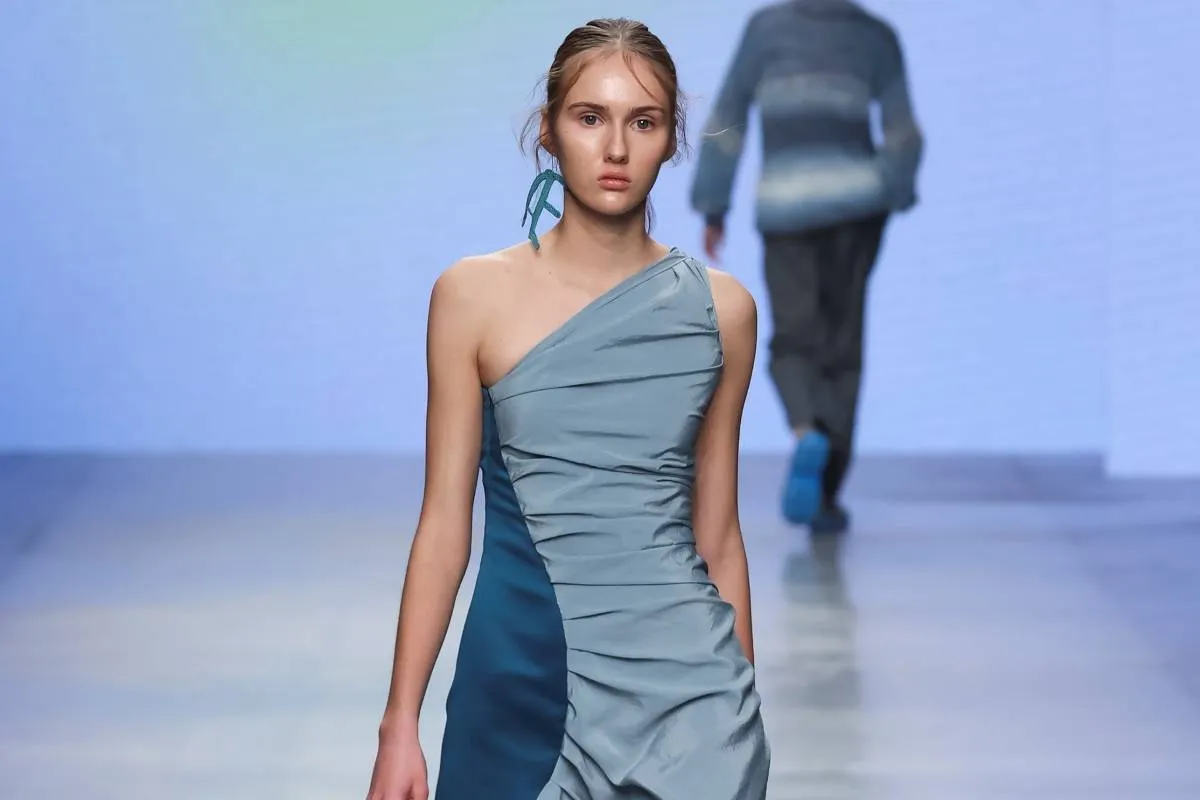 فساتين بلونين مختلفين