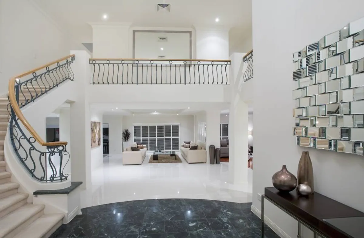 المرايا توزّع بأحجام متفاوتة وأشكال هندسيَّة مُتعدّدة على الجدار