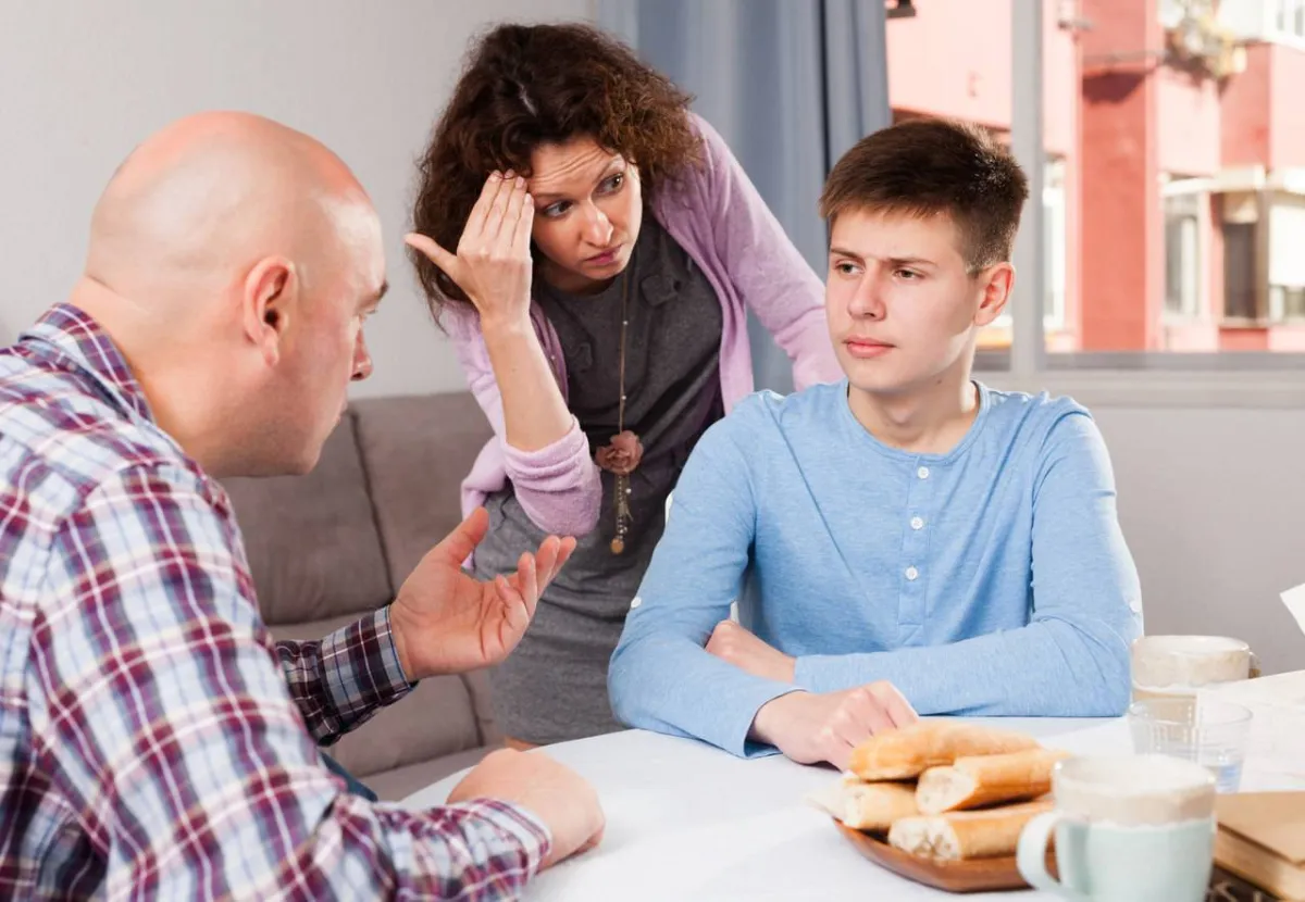 صورة لوالدين يكلمان ابنهما