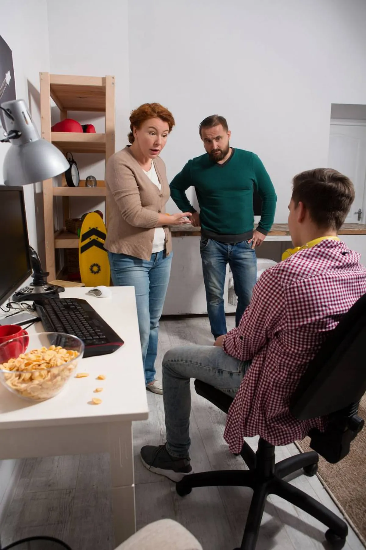 صورة لأبوين متسلطين