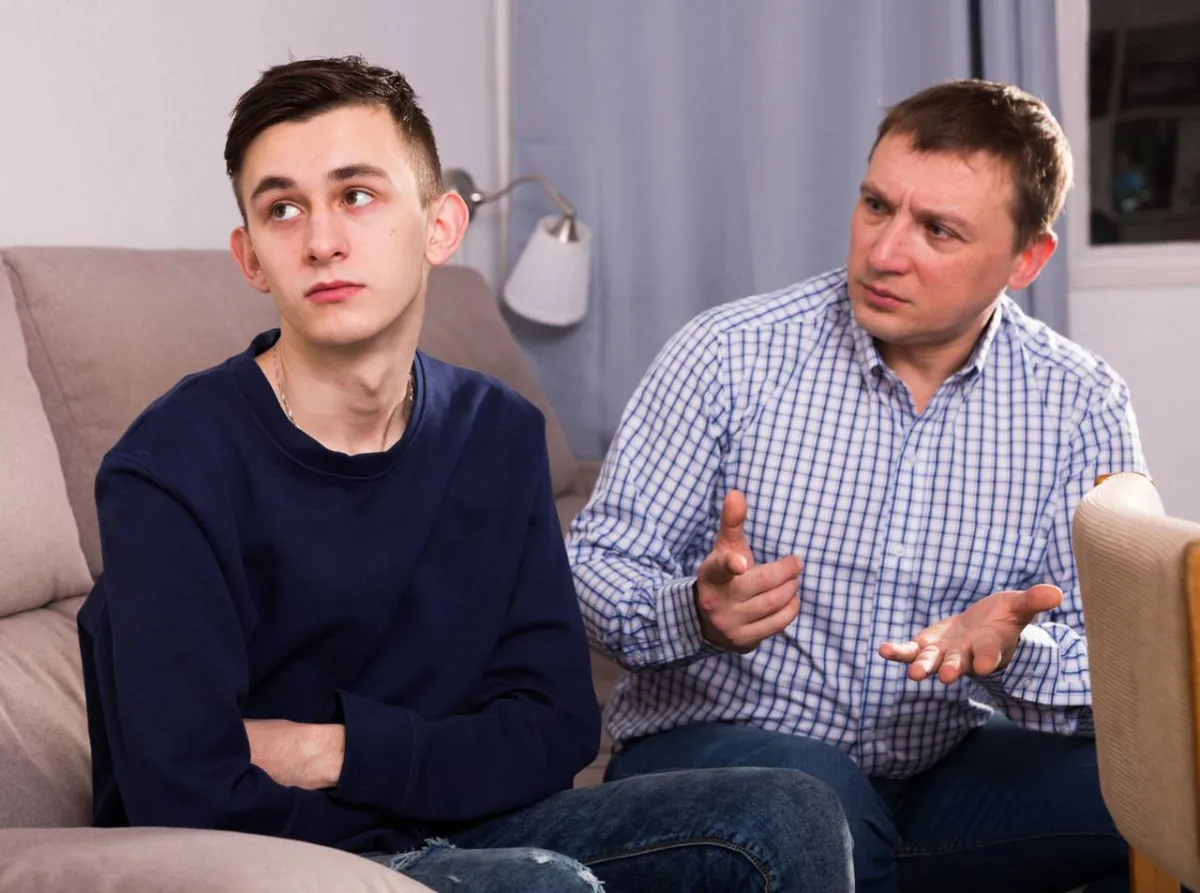 صورة لأب يكلم ابنه