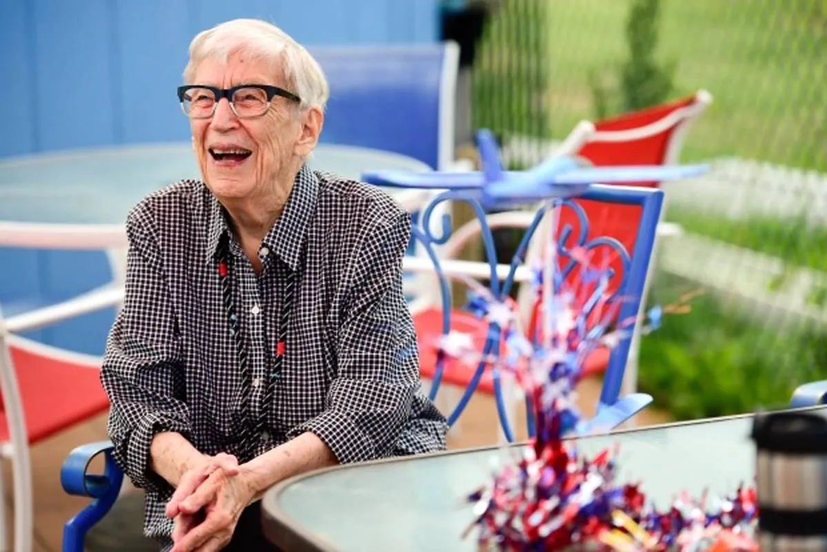 شاهد كيف احتفلت امرأة أمريكية بعيد ميلادها الـ 99