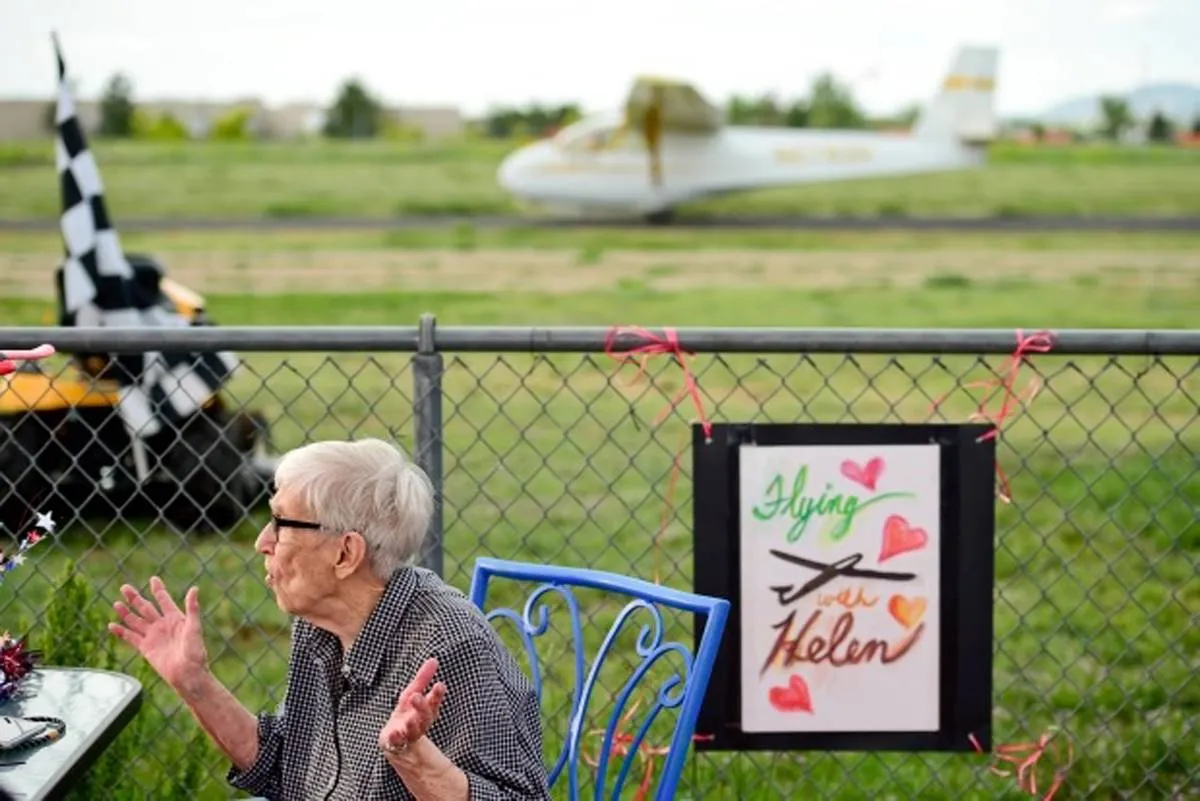 شاهد كيف احتفلت امرأة أمريكية بعيد ميلادها الـ 99
