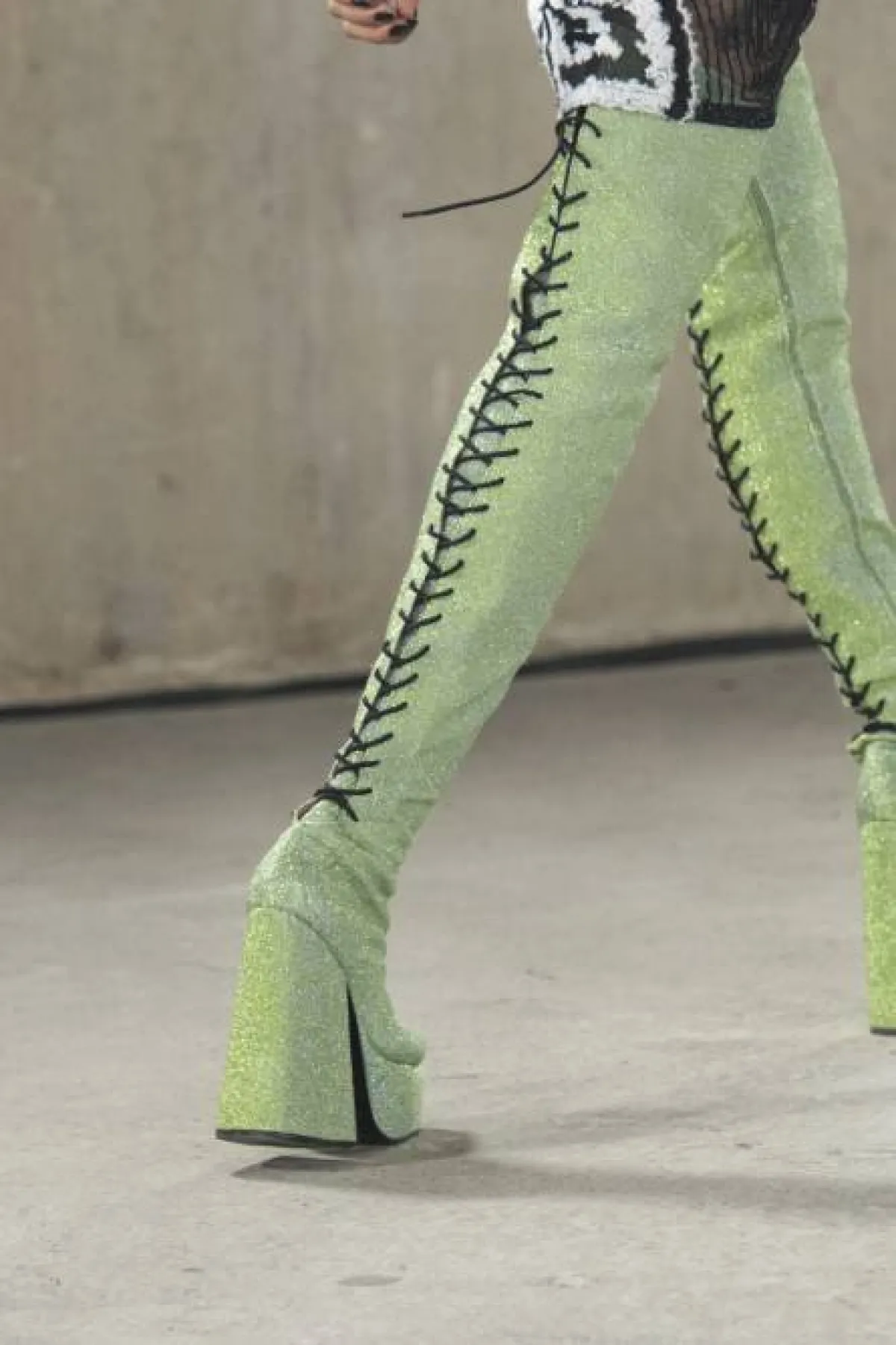 جزمة عالية من كراتشلي 