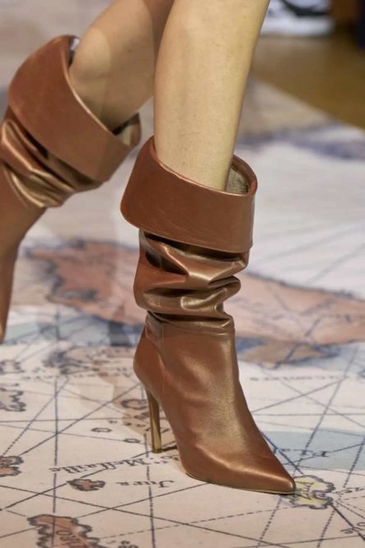 جزمة بنية من زهير مراد