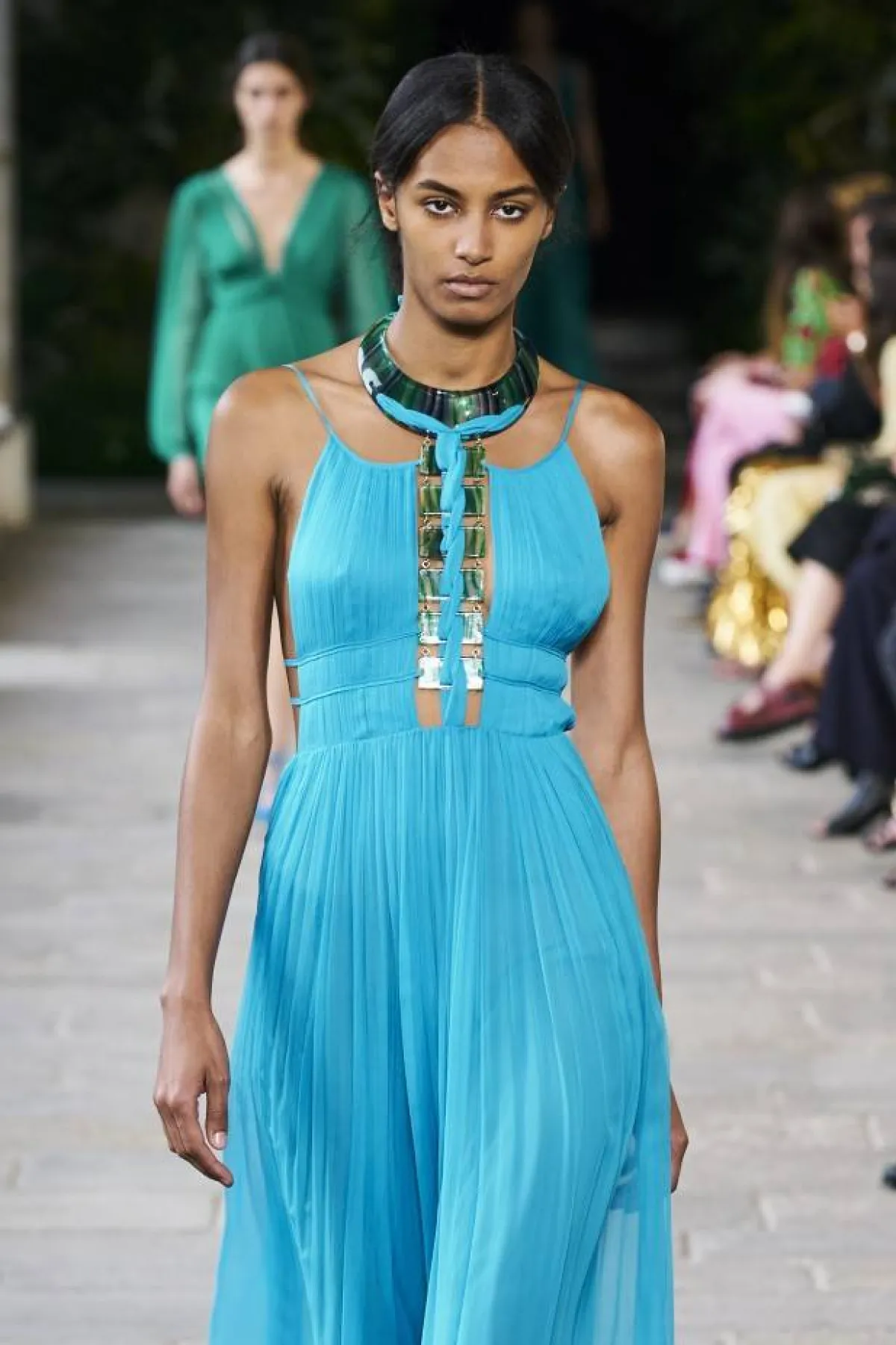 فساتين بتوب ضيق