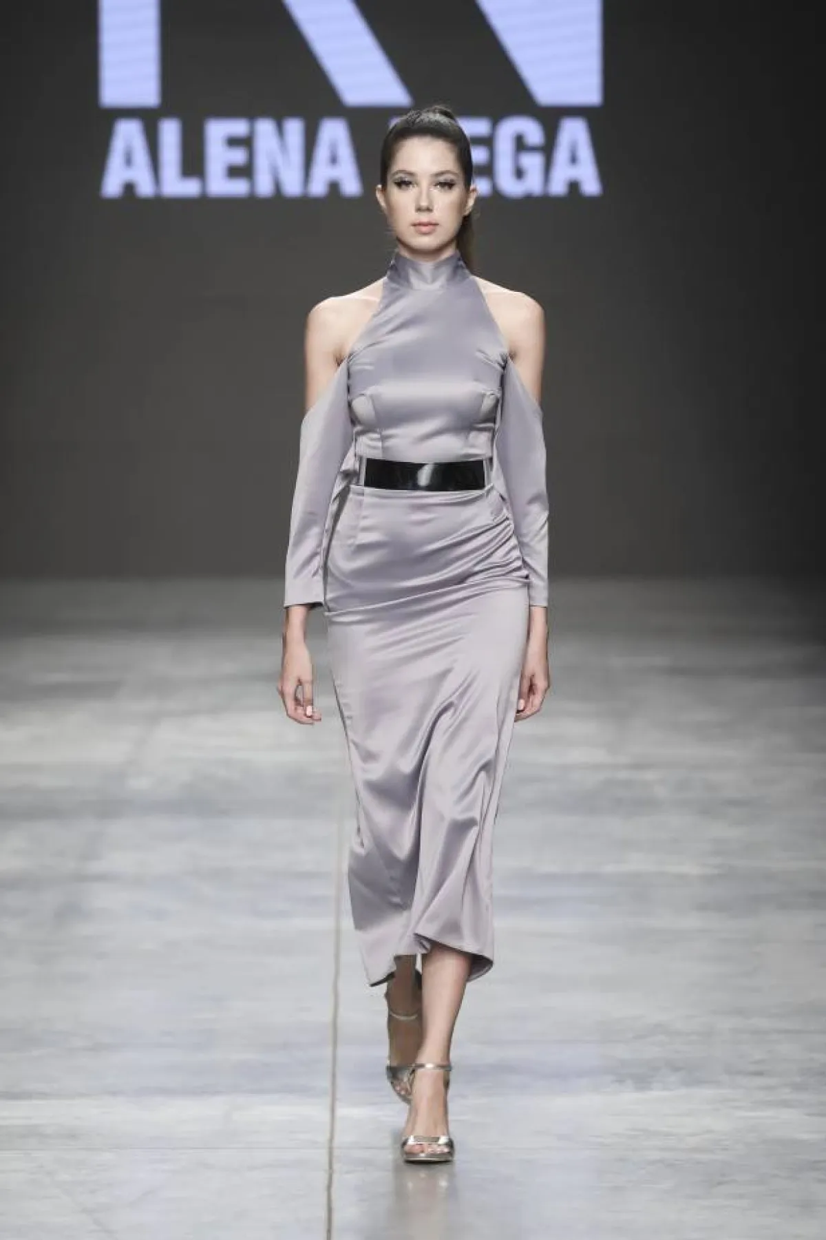 فساتين بتوب ضيق