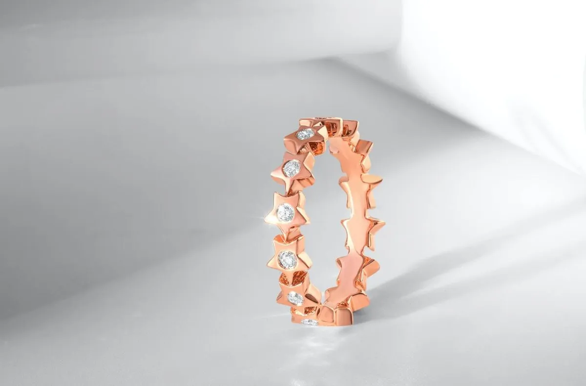 ترصيع الألماس الباهت أو بصبغات لونية على الذهب يجعله يبدو نقي 