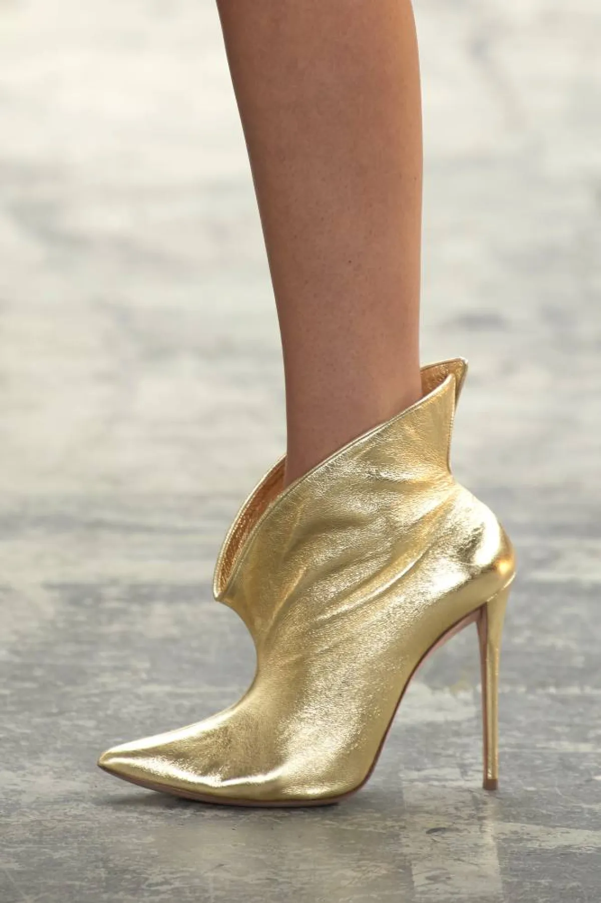 موديلات أحذية باللون الذهبي