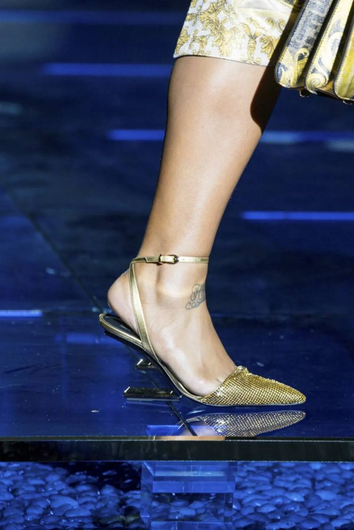 موديلات أحذية باللون الذهبي