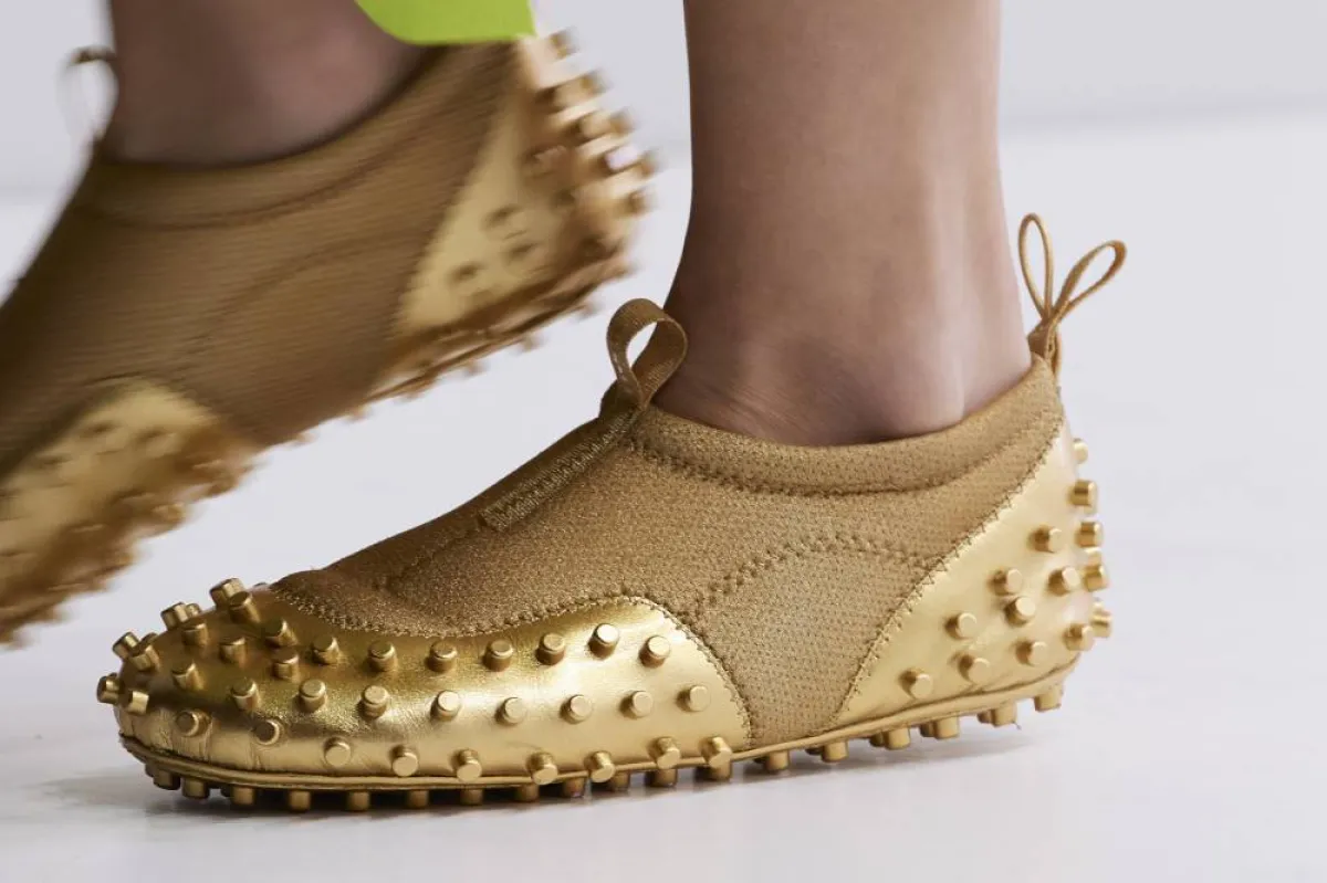 موديلات أحذية باللون الذهبي