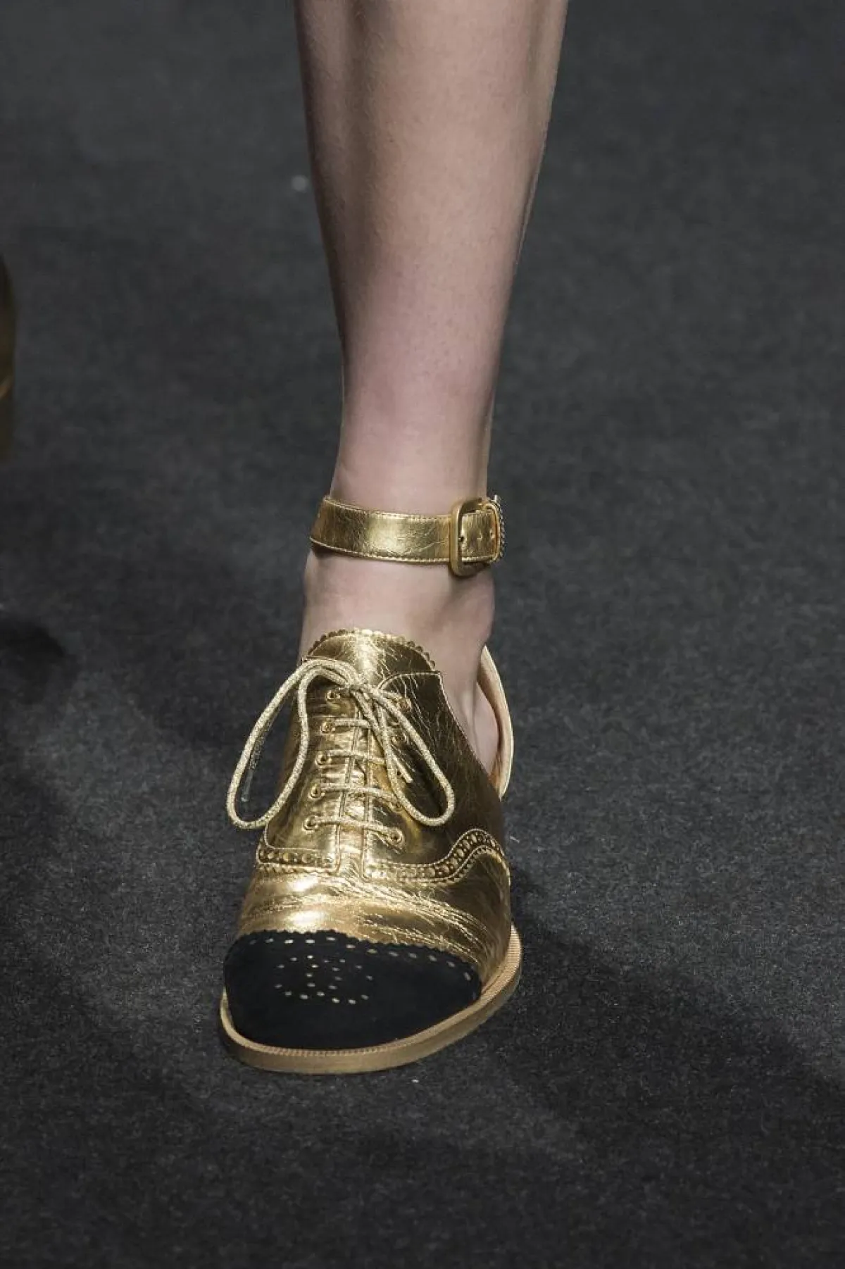 موديلات أحذية باللون الذهبي