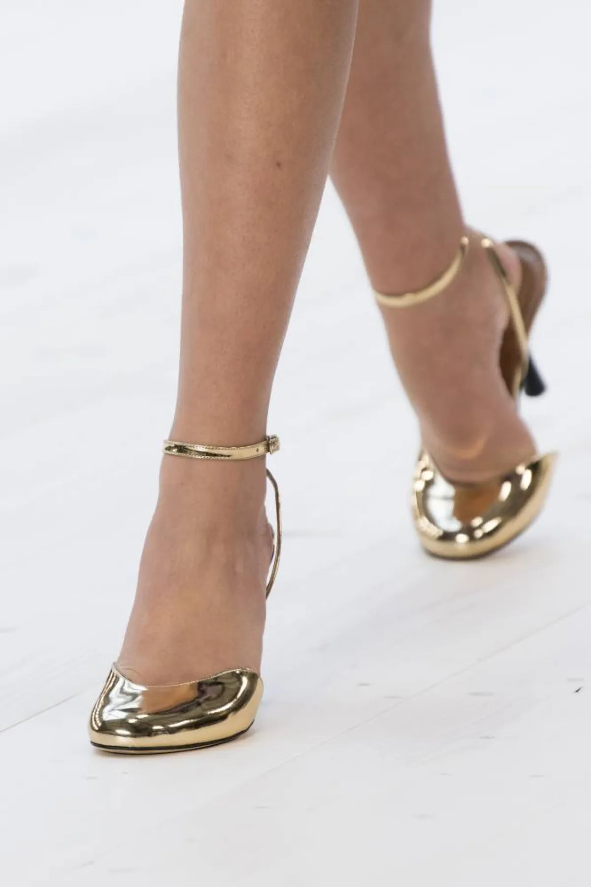 موديلات أحذية باللون الذهبي