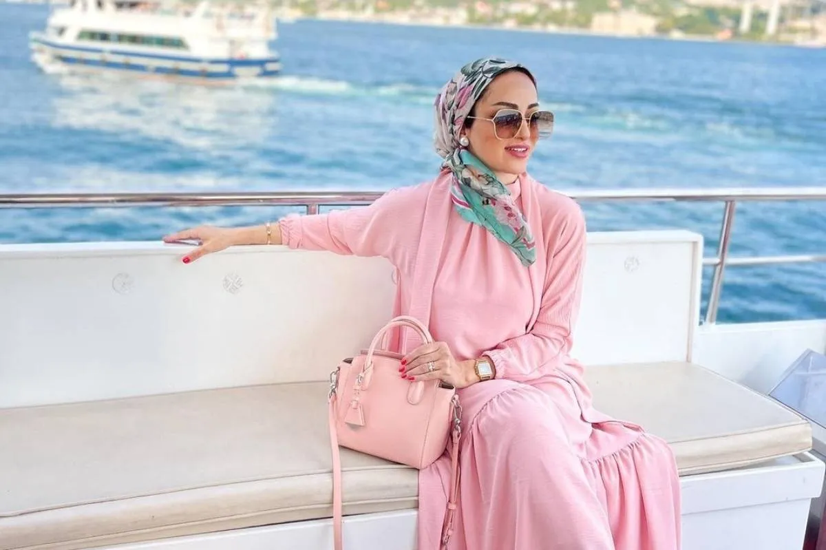 موديلات أوشحة مطبّعة بالورود