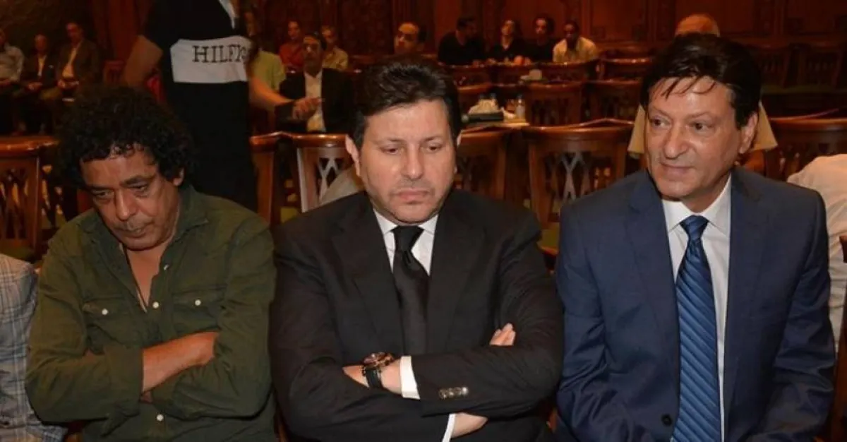 المطرب محمد الحلو وهاني شاكر ومحمد منير خلال حضورهم عزاء زوجة الحلو - الصورة من حساب نجله على فيسبوك