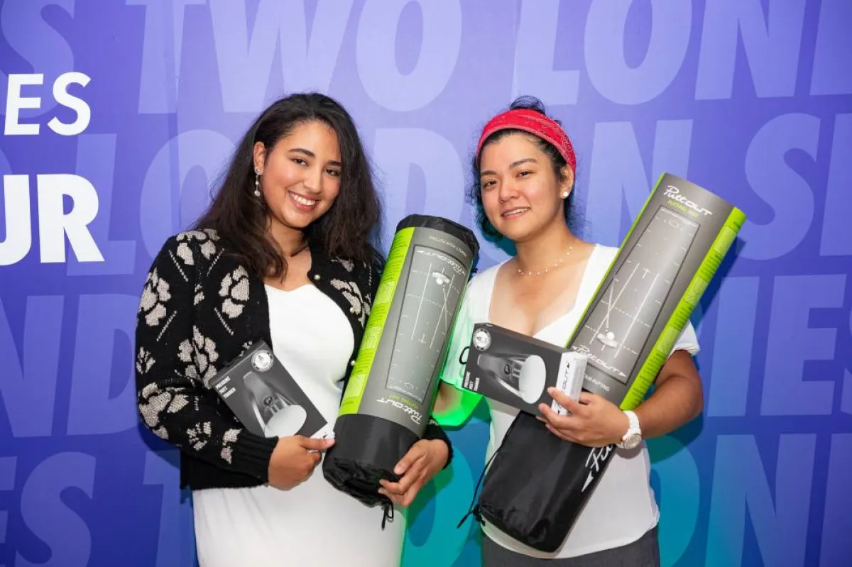 حنين عنبر سري بجانب ليلى التلمساني في حفل تكريم الفازين بعد مسابقات ProAmفي بطولات سلسلة أرامكو لندن