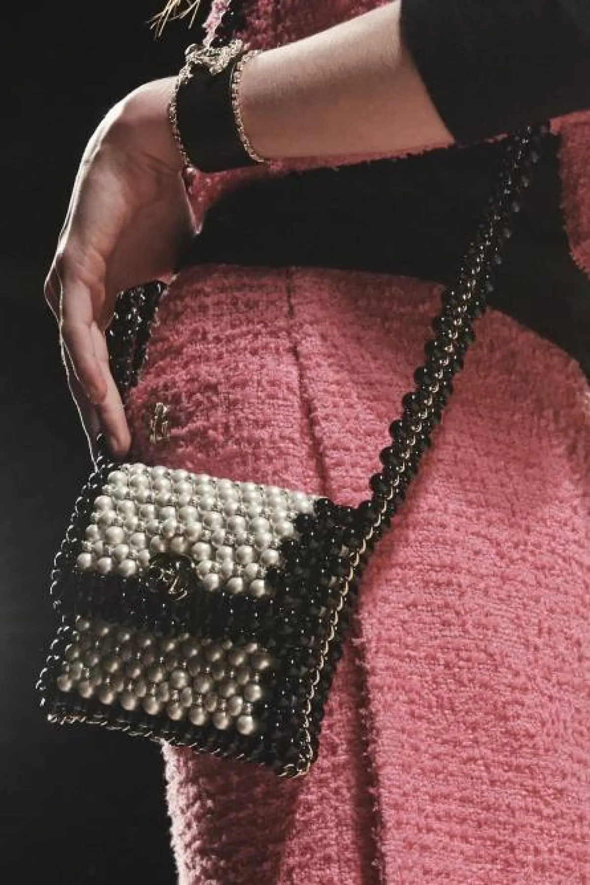 سوار من شانيل وحقيبة 