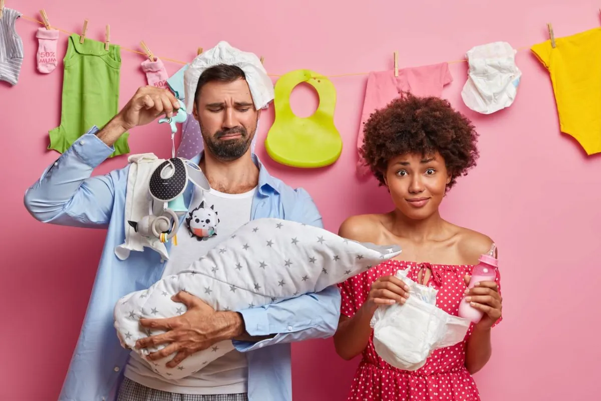 صورة لزوجين وطفلهما الرضيع