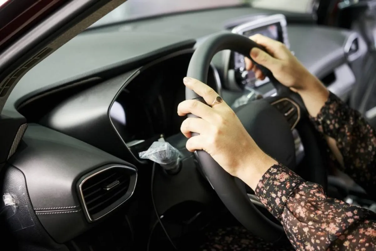 صورة لأم تقود السيارة بحذر بعد العملية القيصرية