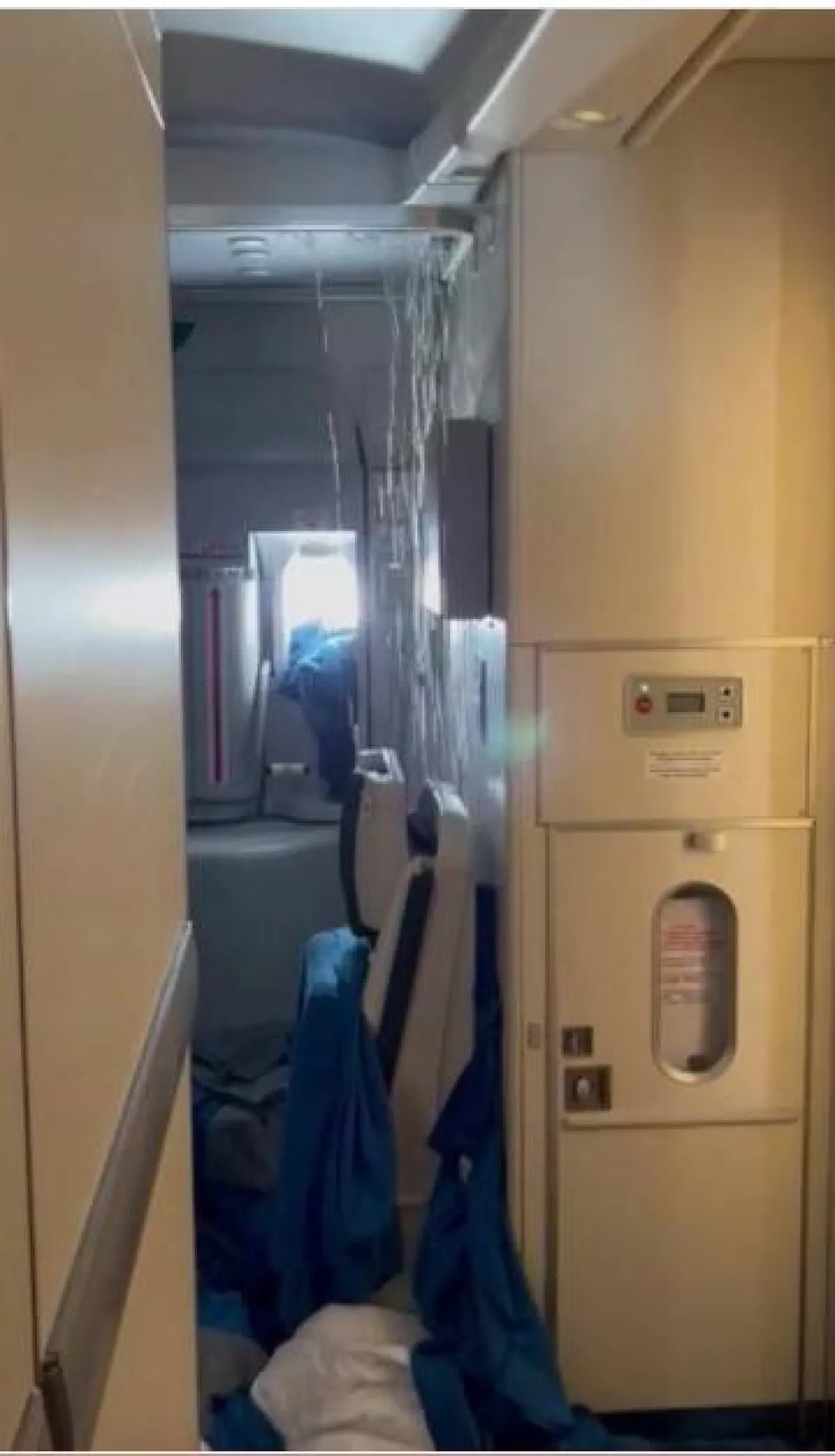 تسريب مياه في طائرة