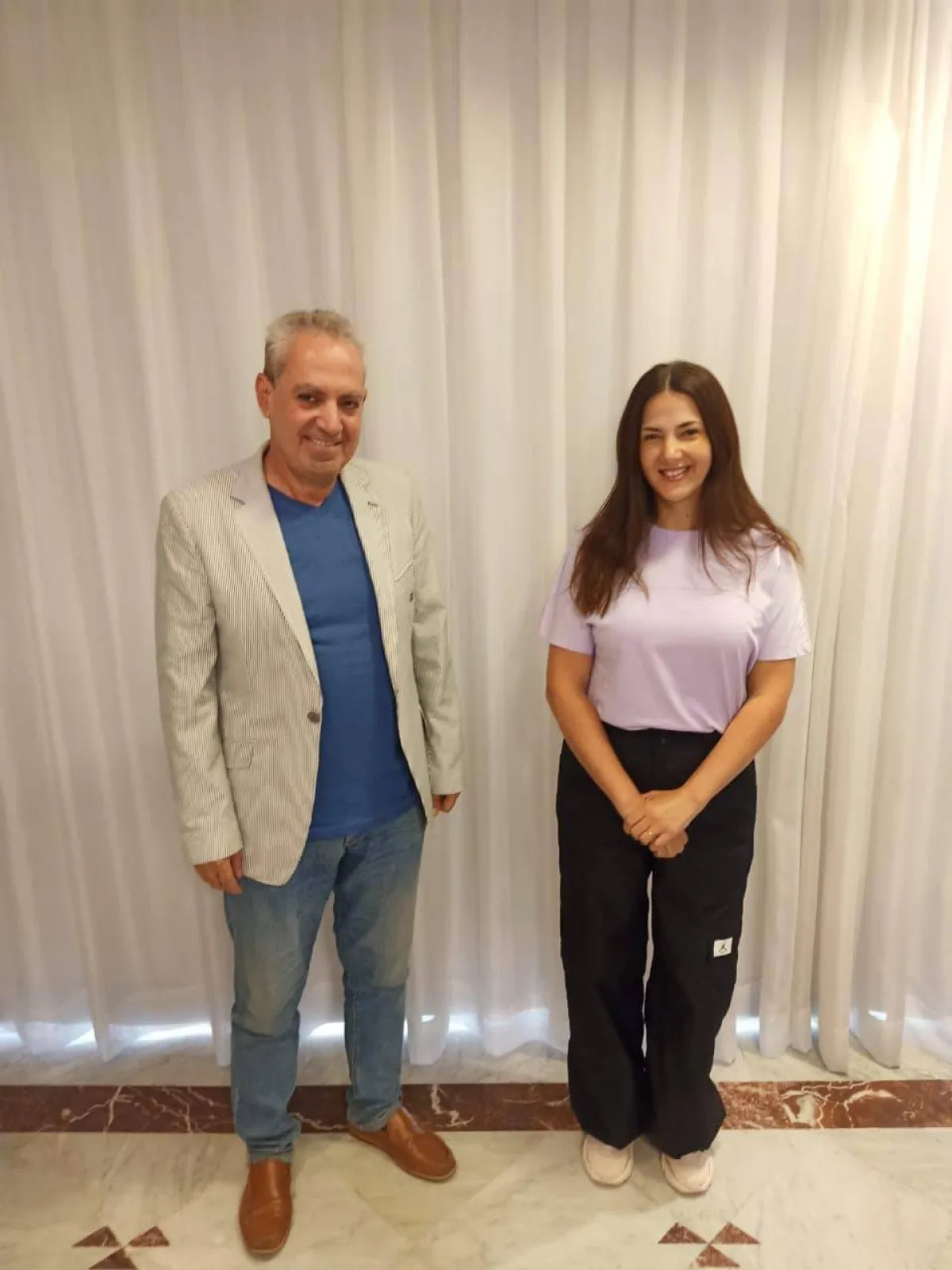 دنيا سمير غانم والناقد الأمير أباظة رئيس المهرجان - صورة من حساب المهرجان على فيسبوك