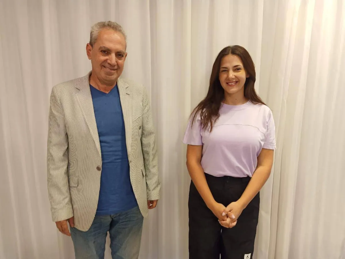 دنيا سمير غانم والناقد الأمير أباظة رئيس المهرجان - صورة من حساب المهرجان على فيسبوك