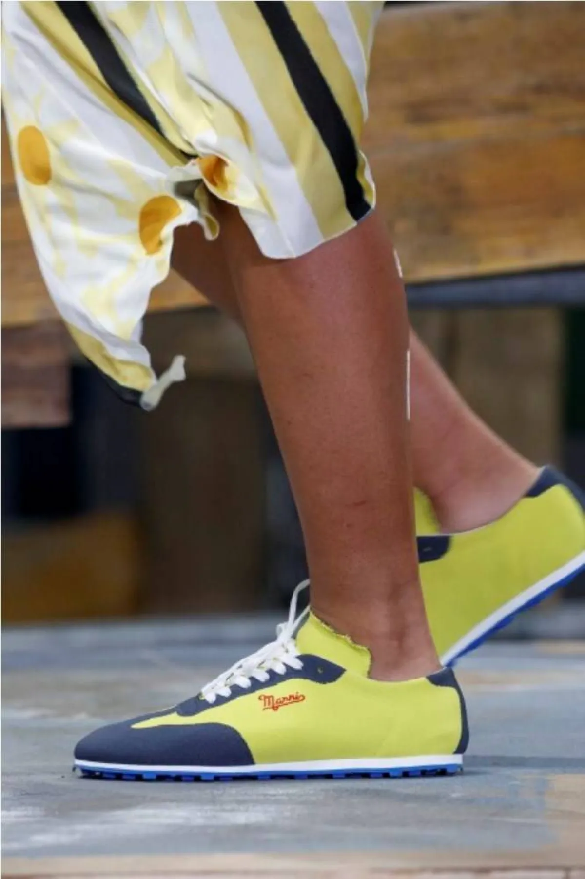 أحذية رياضية بألوان غير تقليدية للسيدات، من مامي Mami