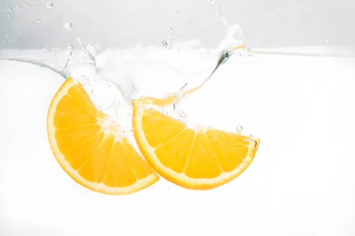 صورة تشير لأهمية فيتامين سي ومصادره