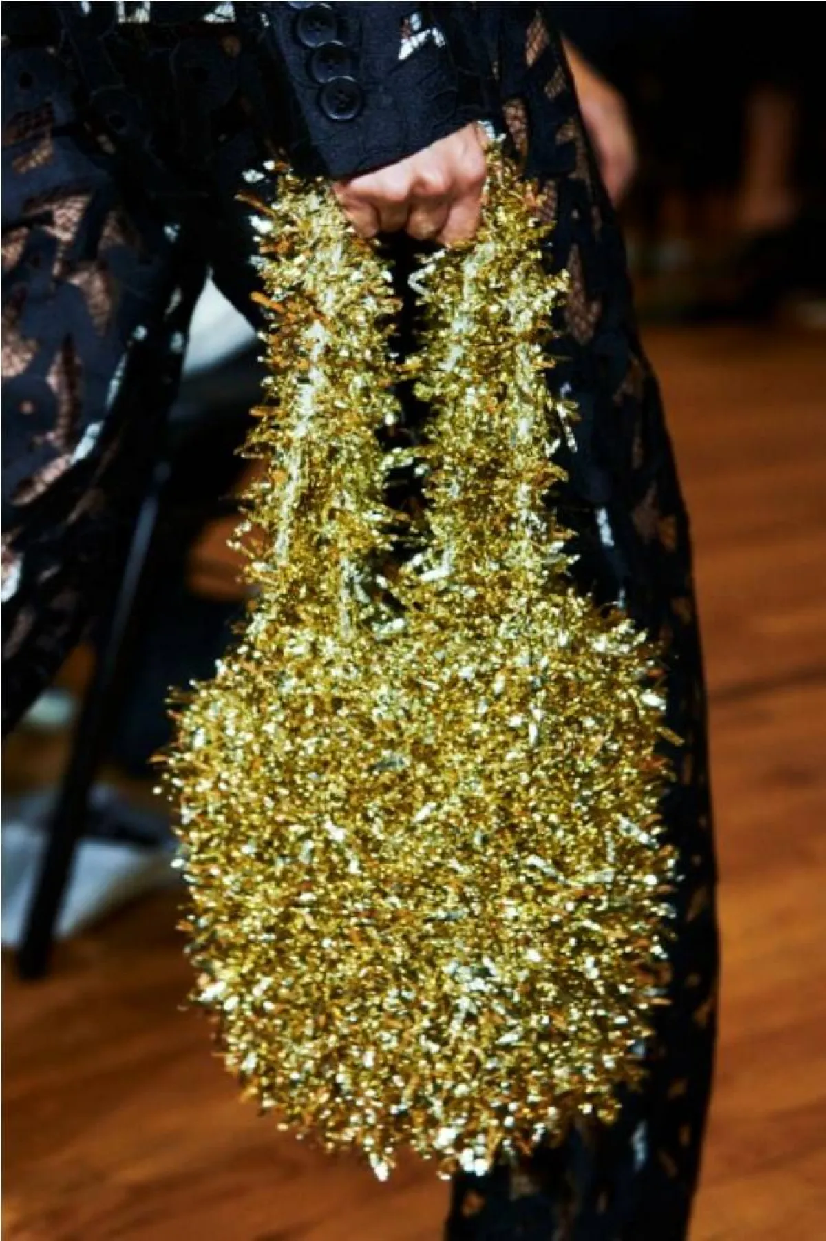 موديلات حقائب مزيّنة بالريش، من بابتس آند بابتس Puppets And Puppets