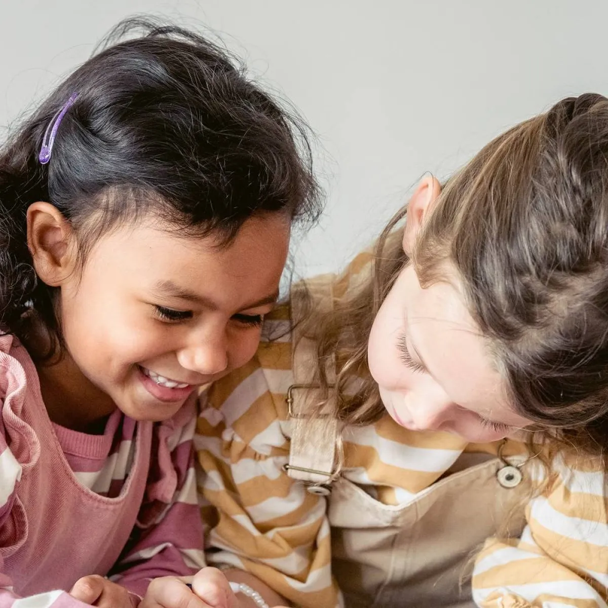 صورة لطفلتين تتشاركان لعبة